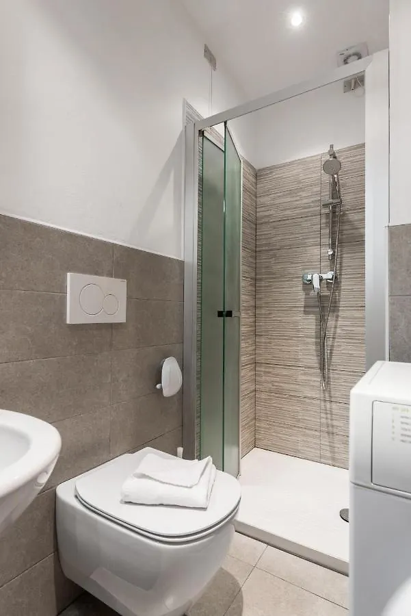 Flats4Rent Lucia Daire Verona
